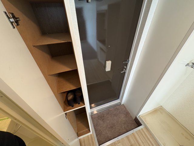 収納　玄関の隣にはシューズボックスあり！　靴を収納することで玄関を