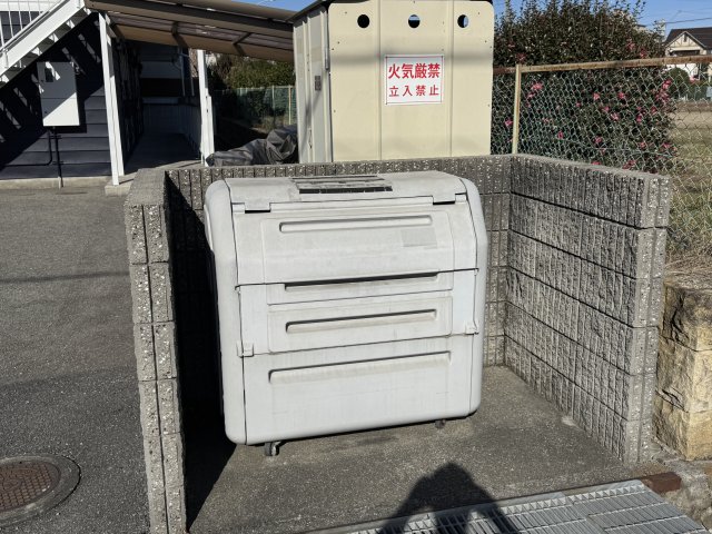 その他　敷地内にゴミ置き場があるのでいつでもゴミ出しできますね♪