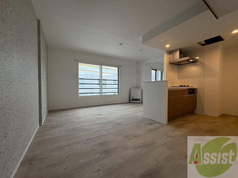 居室・リビング　木目のフローリングは落ち着きのある印象のお部屋になりますね。