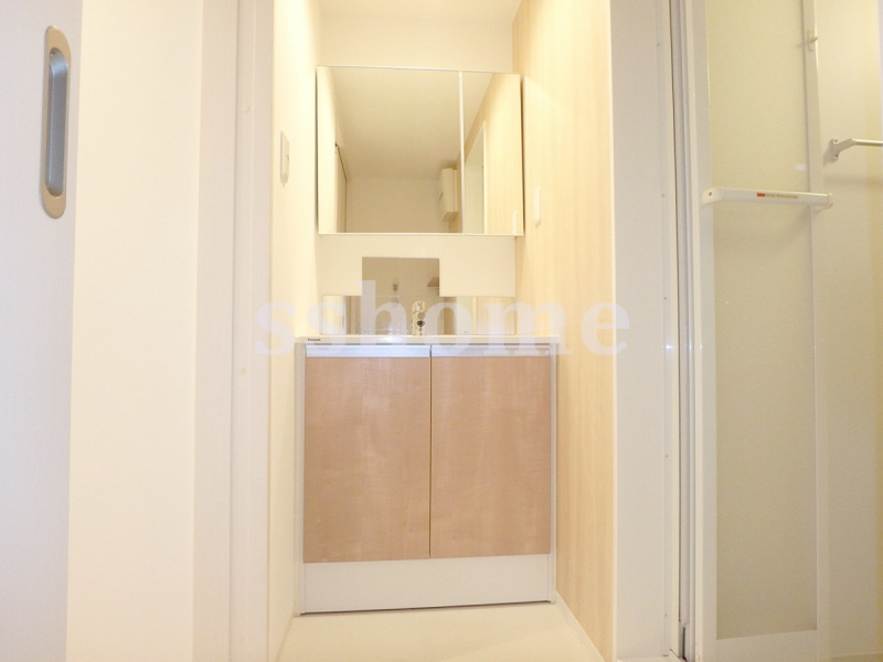 洗面設備　鏡の裏は収納です。