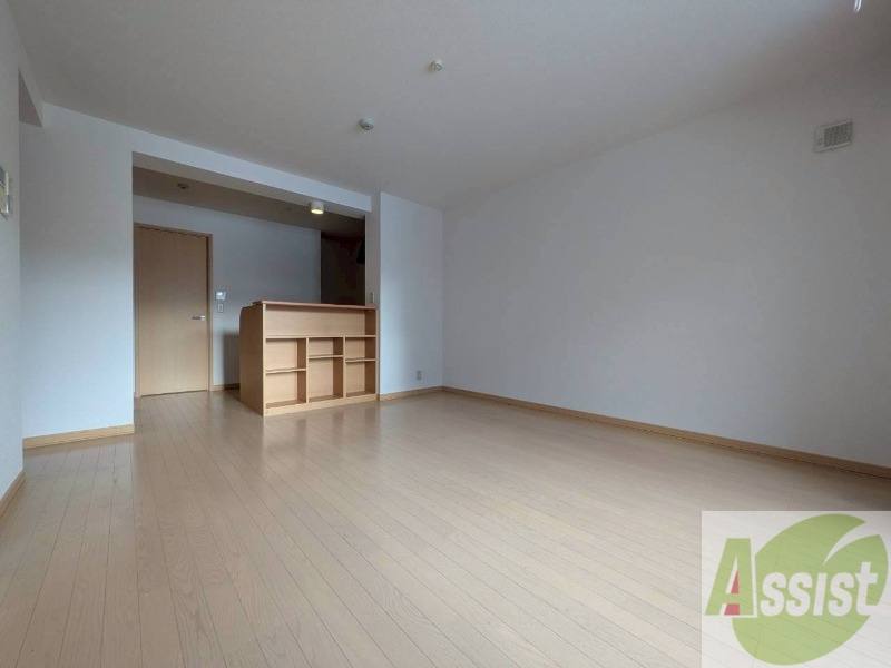 居室・リビング　リビングは白を基調としていて明るい印象ですね！