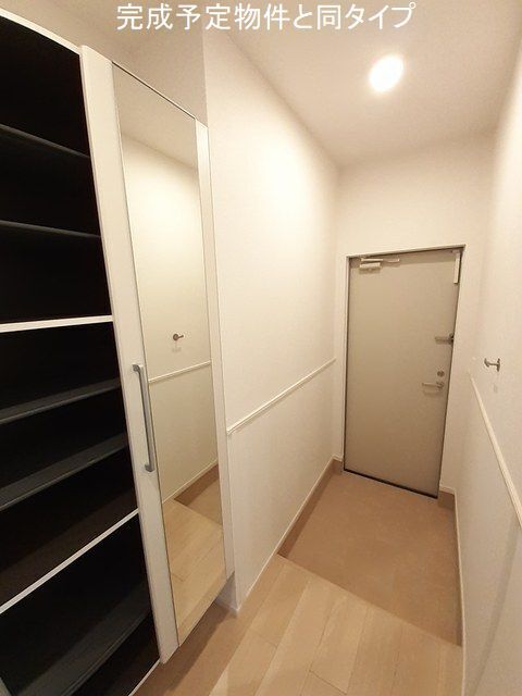 玄関　完成予定物件と同タイプです