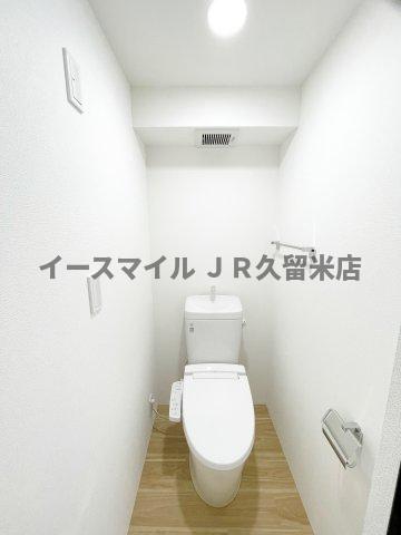 トイレ　落ち着いた色調のトイレです