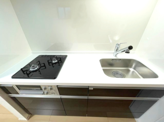 キッチン　同建物反転タイプの室内写真を表示しています。