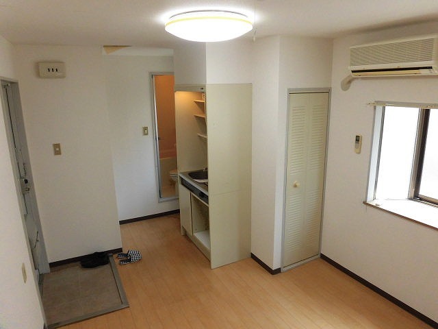 居室・リビング　出窓のあるお部屋です。