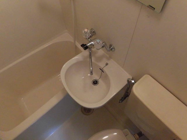 洗面設備　鏡付きの洗面台です。