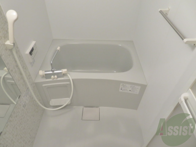 バス・シャワールーム　浴室はこちらのユニットバスになりますよー。