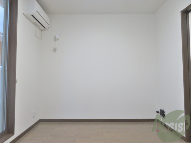 居室・リビング　ＬＤＫはこちら８．１帖のフローリングのお部屋になりますね