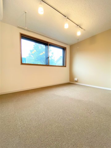 居室・リビング　居室は防音床、防音壁、防音天井となっており、コンクリートの厚