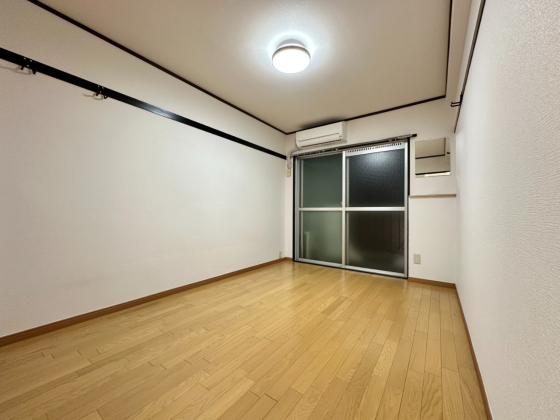 居室・リビング　バルコニーに面した洋室６帖♪