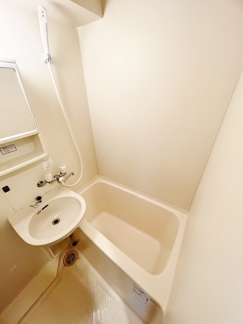 バス・シャワールーム　清潔感のある浴槽