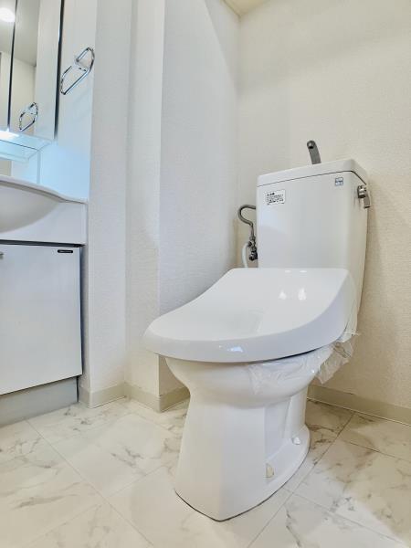 トイレ　落ち着いた色調のトイレです