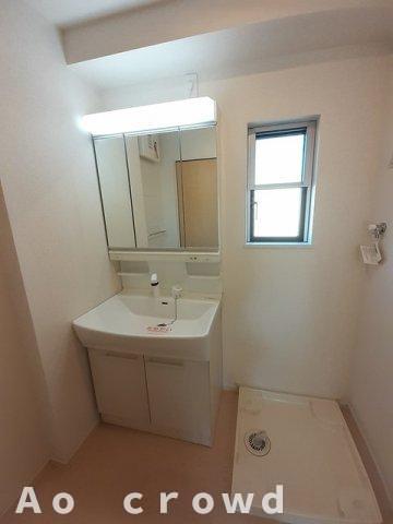 洗面設備　明るい洗面所です