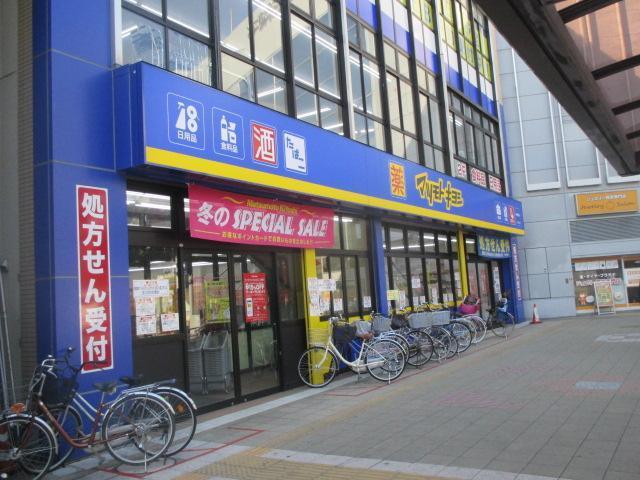 エントランス　ドラックストア　マツモトキヨシ