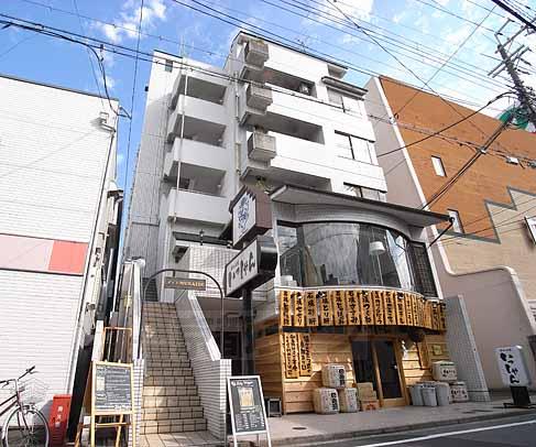 建物外観　テナントの上です。