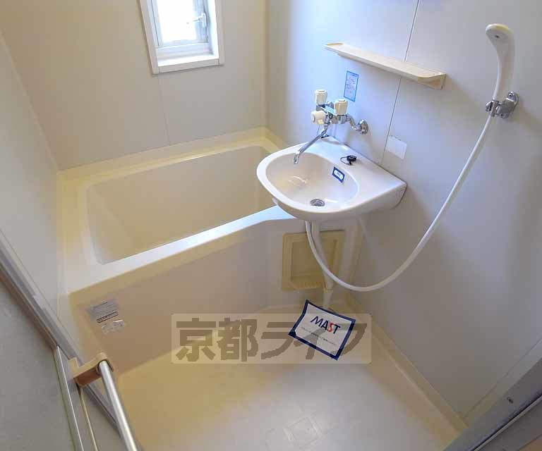 バス・シャワールーム　コンパクトですがガスコンロの置ける機能的なキッチンです