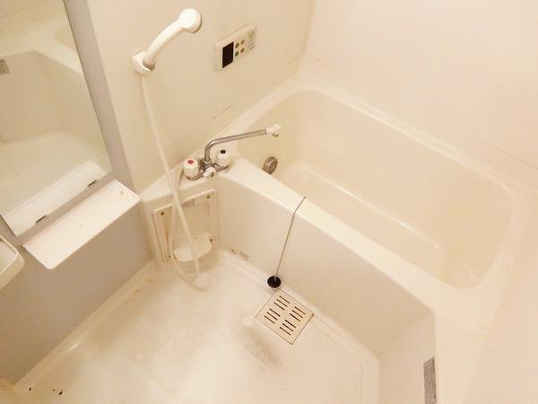 バス・シャワールーム　浴室乾燥機、追い焚き機能付きバス！