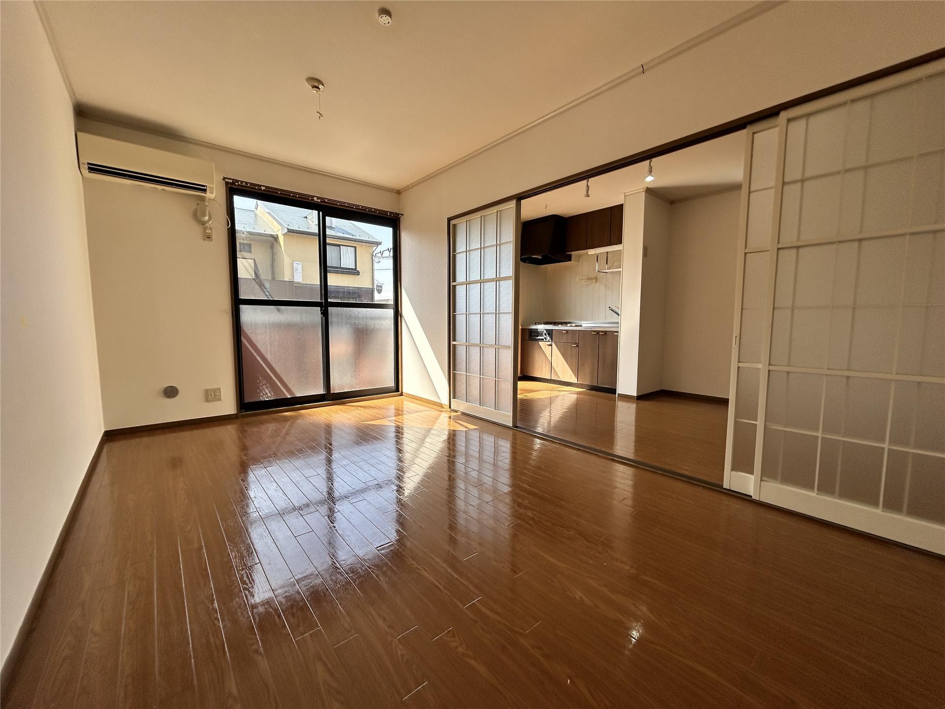 居室・リビング　間仕切戸を開放して16.5帖のLDKとして使うことも可能です