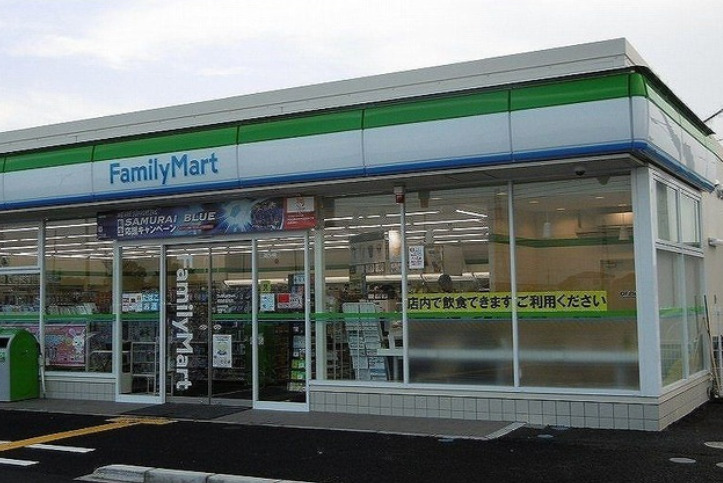 コンビニ　ファミリーマート 岩槻東町一丁目店（コンビニ）まで832m