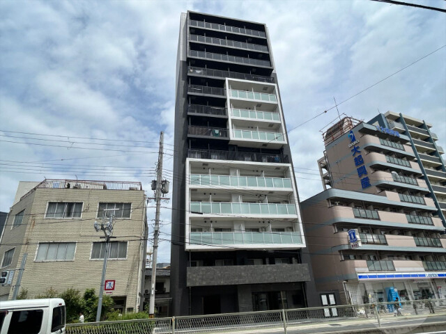 建物外観　１３階建ての高級感のある外観です