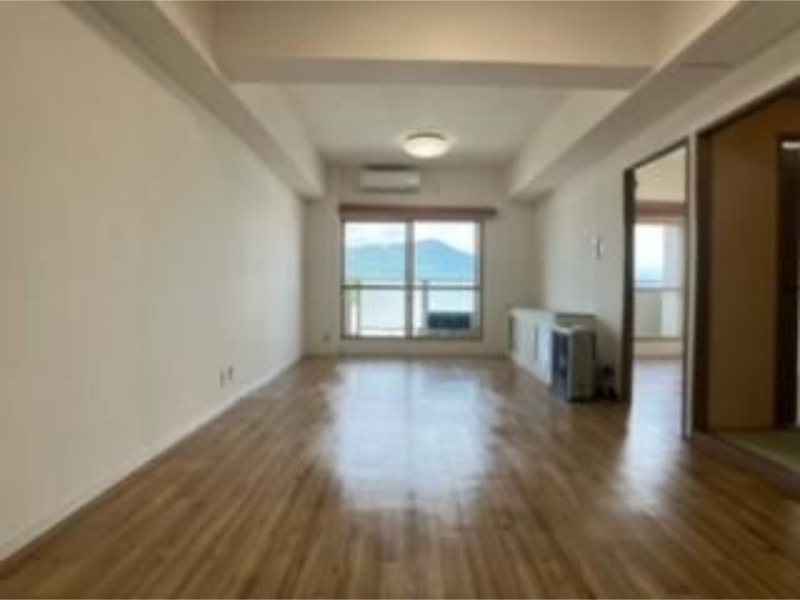 居室・リビング　退去予定につき同タイプ別号室の画像です。