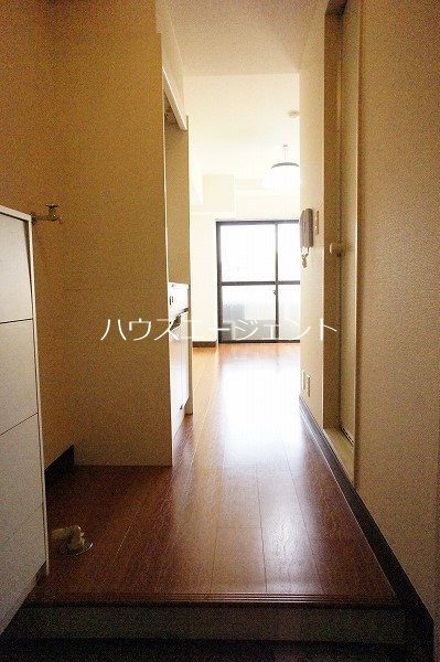 玄関　玄関からキッチンの部分。※参考画像