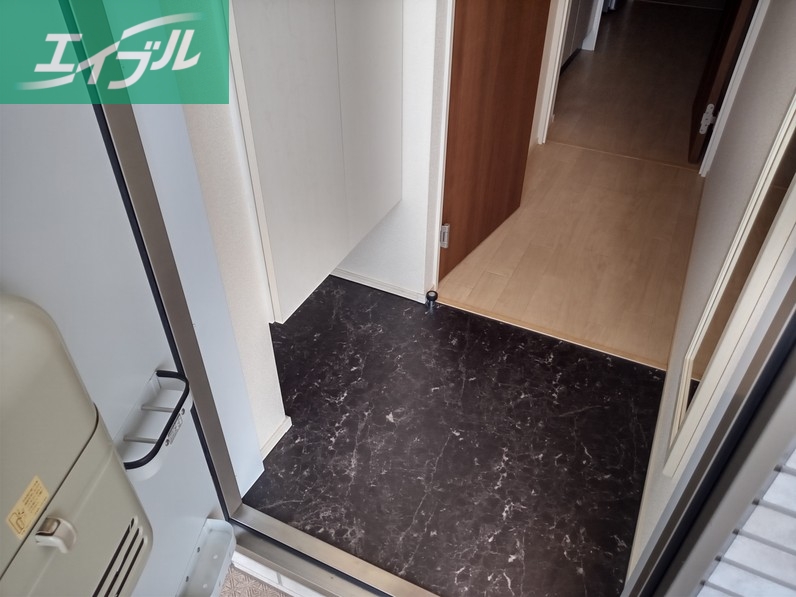 玄関　設備仕様は号室等により異なります現地をご確認ください。