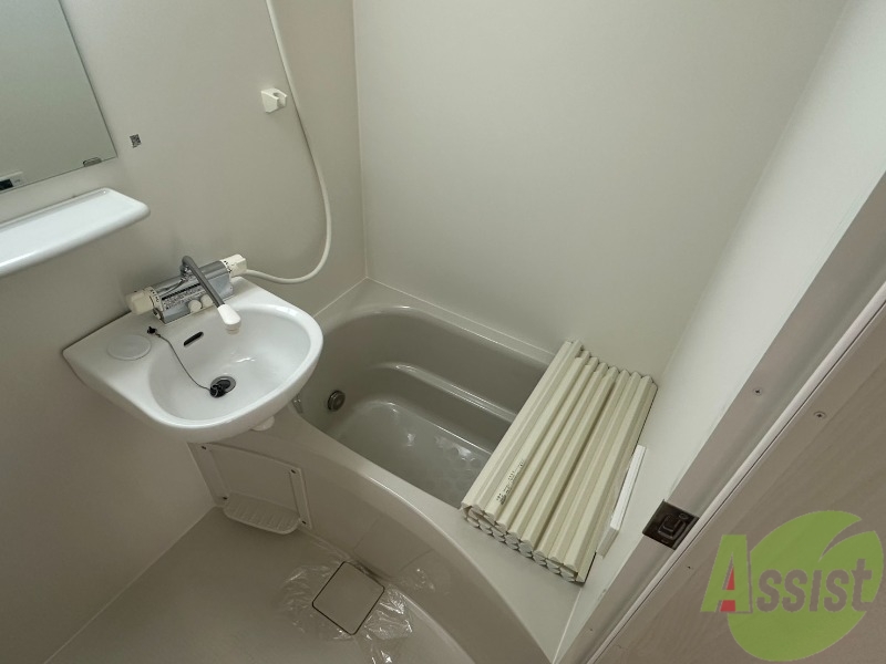 バス・シャワールーム　浴室はシンプル。一人暮らしにはちょうど良いサイズですね。