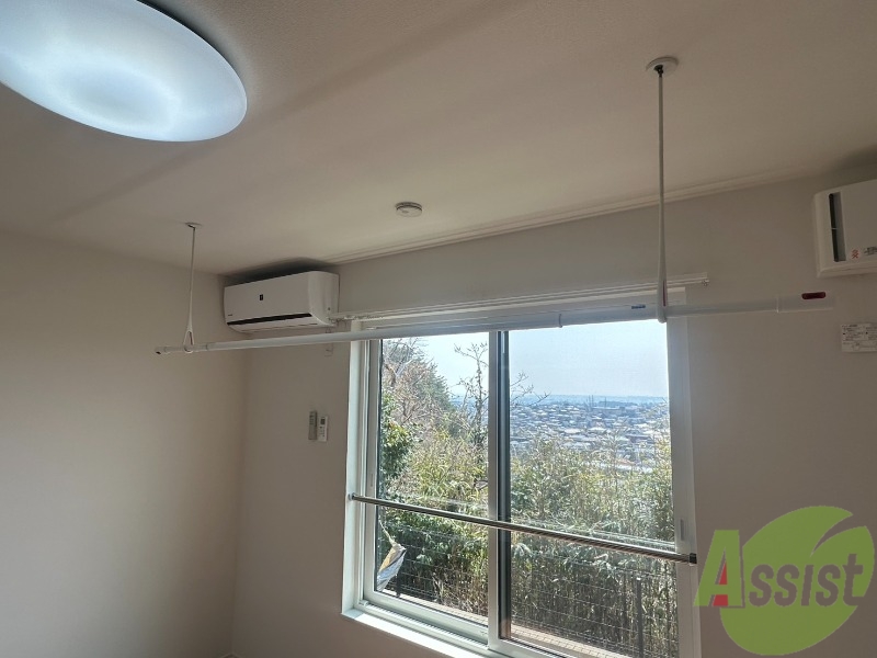 バルコニー　室内物干しがあるので外に干せないものはこちらへ。