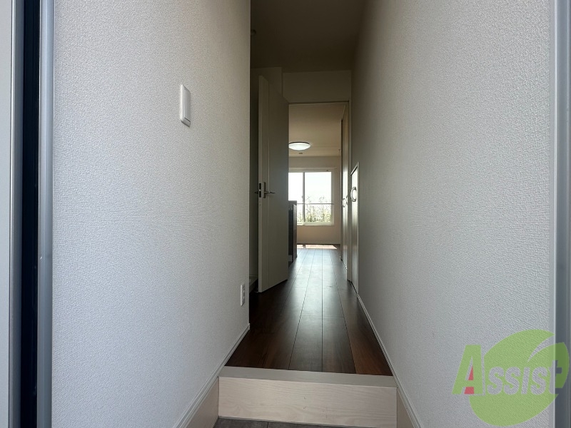 玄関　玄関から撮影しました。明るい印象ですね。