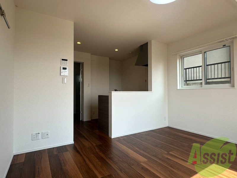 居室・リビング　１０．５帖の洋室です。日差しがあり明るい印象でした。