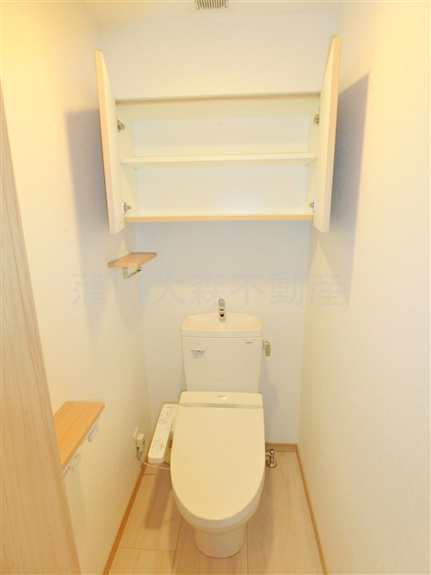 トイレ　棚収納と温水暖房便座付きトイレ