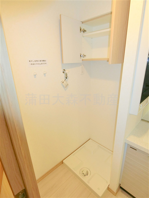 その他設備　棚収納付の室内洗濯機置場