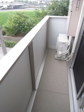 バルコニー　１階はシャッター雨戸付き