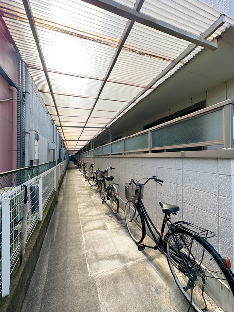 その他共有部分　屋根付き駐輪場。大事な自転車も雨でも安心♪