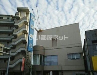 銀行　四国銀行朝倉支店（銀行）まで3355m