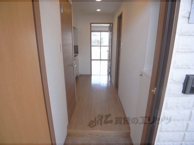 玄関　日当たりが良く、広いお部屋です。