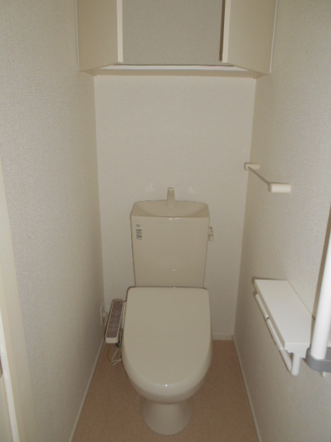 トイレ　温水洗浄便座完備・小物収納棚あり