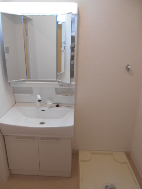 洗面設備　シャワー付洗面化粧台・屋内洗濯機置場完備