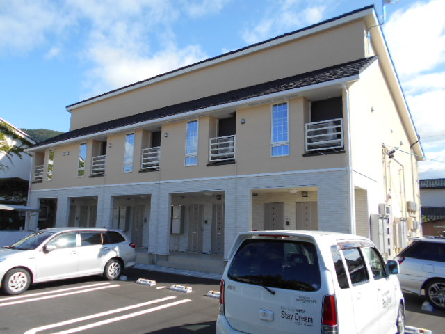 建物外観　建物玄関側（北面）を北西方向より撮影