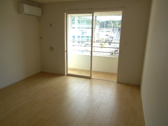 居室・リビング　南面リビング（エアコン完備）・全室照明完備