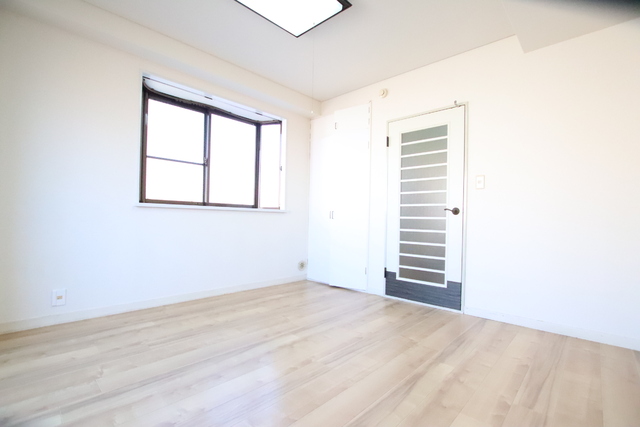 居室・リビング　角部屋で２面採光のお部屋です！！