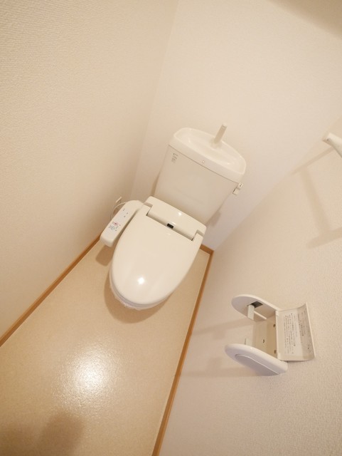 トイレ　★嬉しい温水洗浄便座付のトイレです★