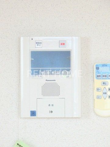 エントランス　TVモニター付きのインターホンです。
