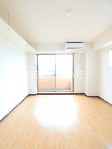 居室・リビング　角部屋の明るい洋室8帖です。
