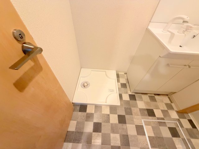 その他設備　嬉しい室内洗濯機置場。これで洗濯機も長持ちしますね。