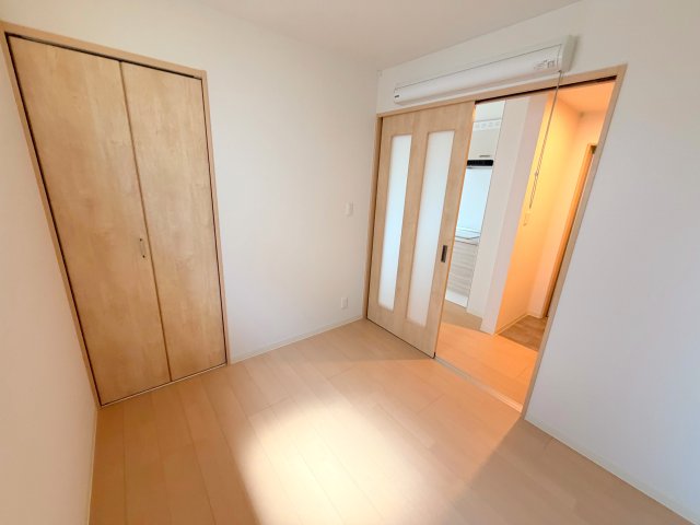 居室・リビング　落ち着いた雰囲気のこのお部屋でゆっくりお休みください。