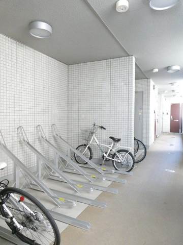 その他共有部分　雨の日も安心の屋内駐輪場♪