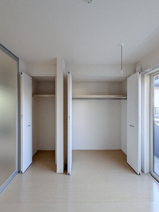収納　洋室のハンガーポール付きクローゼットでお部屋すっきり◎