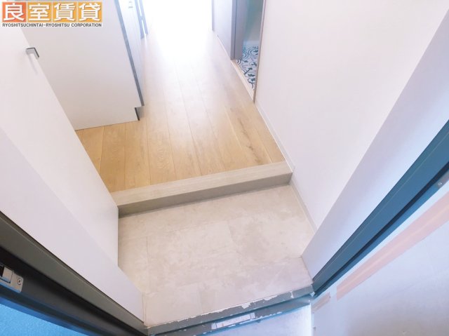玄関　※写真は同物件の別部屋のものを流用しております。現状を優先し
